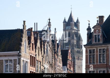 Steenstraat, die Haupteinkaufsstraße Brügge und der Turm im romanischen Wiedergeburtsstil mit romanischer und brabantischer Gotik Sint Salvatorskathedraal / Kathedrale Stockfoto