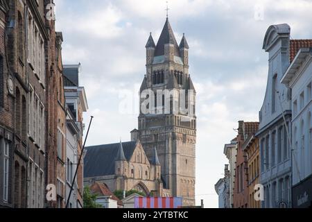 Steenstraat, die Haupteinkaufsstraße Brügge und der Turm im romanischen Wiedergeburtsstil mit romanischer und brabantischer Gotik Sint Salvatorskathedraal / Kathedrale Stockfoto