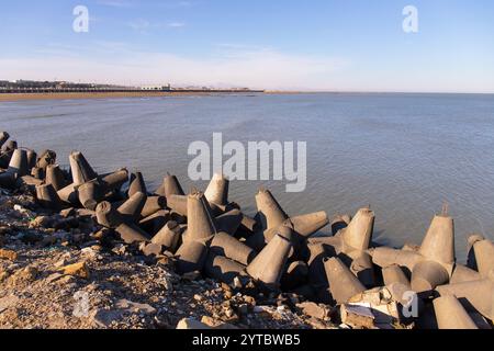 Betonbruch am Ufer des Kaspischen Meeres. Sumgayit Stadt. Aserbaidschan. Stockfoto