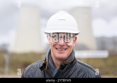 Boxberg, Deutschland. Dezember 2024. Adolf Roesch, Geschäftsführer des Lausitzer Energieversorgers LEAG, steht beim Abriss der Kühltürme des Kraftwerks Boxberg II, das seit 1996 stillgelegt wurde. Die Kühltürme standen jahrzehntelang für den Betrieb des Kraftwerks und haben die Region optisch geprägt. Das Kraftwerk Boxberg wird von der Lausitz Energie Kraftwerke AG (LEAG) betrieben. Robert Michael/dpa/Alamy Live News Stockfoto