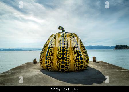 Yayoi Kusamas berühmte Installation für gelben Kürbis auf der Insel Naoshima in Japan Stockfoto