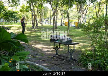 Bangkok, Thailand. Dezember 2024. Ein erstes Notfallset wird auf einem Tisch in der Nähe einer Wachtwache am Eingang des Chatuchak Parks in Bangkok gesehen. Der Chatuchak Park ist ein öffentlicher Park in Bangkok, der einen friedlichen Rückzugsort mit Grünflächen, einem See und Erholungsgebieten abseits der Hektik der Stadt bietet. Quelle: SOPA Images Limited/Alamy Live News Stockfoto