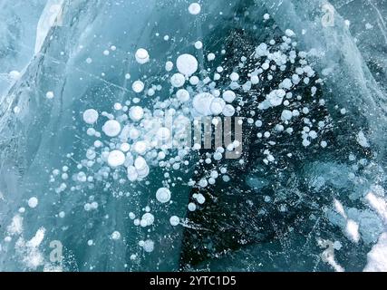 Eisblaue Textur. Eisblaue Naturmarmorplatte, Texturhintergrund. Die Blasen sind im Wasser verstreut und erzeugen ein Gefühl von Bewegung Stockfoto