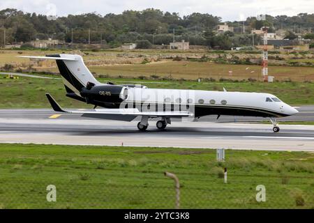 Avcon Jet Gulfstream Aerospace G-V Gulfstream V (REG: OE-IIS) landet Landebahn 31 an einem bewölkten Morgen. Stockfoto