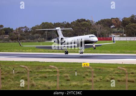 Avcon Jet Gulfstream Aerospace G-V Gulfstream V (REG: OE-IIS) landet Landebahn 31 an einem bewölkten Morgen. Stockfoto