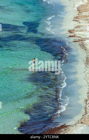 FRANKREICH. HAUTE-CORSE (2B) AGRIATES WÜSTE. PLAGE DE L'OSTRICONI, AM ENDE DER BUCHT PERAIOLA, WO DIE AGRIATES AUF DAS OSTRICONI-TAL TREFFEN Stockfoto