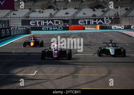 Abu Dhabi, Emirats Arabes Unis. Dezember 2024. 09 PULLING Abbi (grr), Rodin Motorsport unterstützt von Alpine, Tatuus F4-T-421, Action, 28 PIN Doriane (fra), Prema Racing unterstützt von Mercedes, Tatuus F4-T-421, Action und 08 AL QUBAISI Hamda (vae), MP Motorsport unterstützt von Red Bull Racing, Tatuus F4-T-421, Action-Feier während der 7. Runde der F1 Academy 2024 vom 6. Dezember 2024 - Davi, Foto von Abu Davi Live PYPI Stockfoto