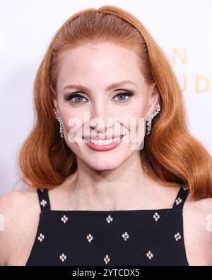 Beverly Hills, Usa. Dezember 2024. BEVERLY HILLS, LOS ANGELES, KALIFORNIEN, USA - DEZEMBER 06: Jessica Chastain kommt bei den 38. Jährlichen American Cinematheque Awards 2024 zu Ehren von Jessica Chastain, die am 6. Dezember 2024 im Beverly Hilton Hotel in Beverly Hills, Los Angeles, Kalifornien, USA, stattfanden. (Foto: Xavier Collin/Image Press Agency) Credit: Image Press Agency/Alamy Live News Stockfoto