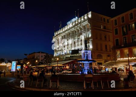 Ein Blick von außen bei Nacht auf das Hotel Splendid in Cannes, Frankreich Stockfoto