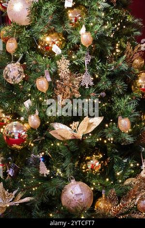 Wunderschön dekorierter Weihnachtsbaum mit eleganten goldenen und glitzernden Ornamenten Stockfoto