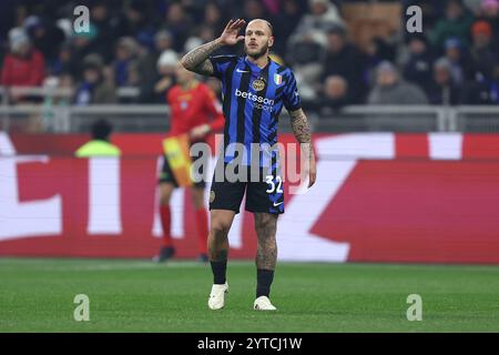 Mailand, Italien. Dezember 2024. Federico Dimarco vom FC Internazionale gibt während des Fußballspiels der Serie A zwischen dem FC Internazionale und Parma Calcio am 6. Dezember 2024 im Stadio Giuseppe Meazza in Mailand. Quelle: Marco Canoniero/Alamy Live News Stockfoto