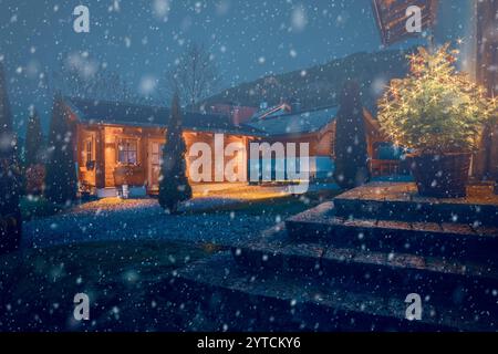 Ein gemütliches hölzernes Chalet Haus in der Nähe des Skigebietes im Winter. Die Häuser sind nachts beleuchtet, was eine gemütliche und warme Atmosphäre schafft. Weihnachtsfeiertage Stockfoto