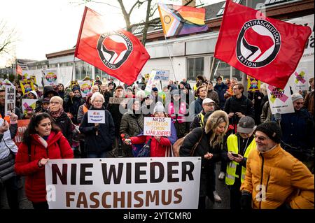 Berlin, Deutschland. Dezember 2024. Die Menschen nehmen an einem Protest einer Allianz ziviler Organisationen gegen die Nominierung des AfD-Politikers Weidel als Kanzlerkandidat mit einem Schild mit der Aufschrift "nie wieder Faschismus" Teil. Quelle: Fabian Sommer/dpa/Alamy Live News Stockfoto