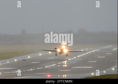 Flughafen Birmingham 7. Dezember 2024 - Piloten kämpfen um Landung und Start im Sturm Darragh 60 km/h Seitenwind bei Birmingham Aiport Credit: British News and Media/Alamy Live News Stockfoto