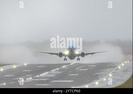 Flughafen Birmingham 7. Dezember 2024 - Piloten kämpfen um Landung und Start im Sturm Darragh 60 km/h Seitenwind bei Birmingham Aiport Credit: British News and Media/Alamy Live News Stockfoto