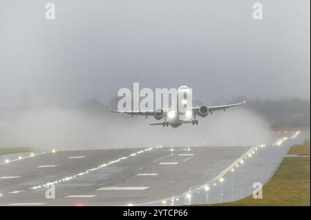 Flughafen Birmingham 7. Dezember 2024 - Piloten kämpfen um Landung und Start im Sturm Darragh 60 km/h Seitenwind bei Birmingham Aiport Credit: British News and Media/Alamy Live News Stockfoto