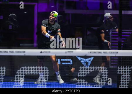 Mailand, Italien. Dezember 2024. Alejandro Galan (ESP) im Spiel von Milano Premiere Padel P1 zwischen Pol Hernandez Alvarez (ESP) Ramiro Jesus Valenzuela (ARG) gegen Federico Chingotto (ARG) Alejandro Galan (ESP) in der Allianz Cloud Arena. Quelle: SOPA Images Limited/Alamy Live News Stockfoto