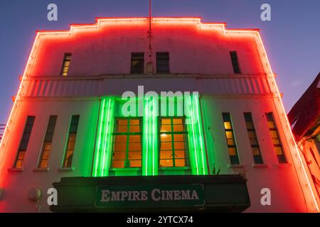 England, Kent, Sandwich, das historische Art déco-Empire-Kino, das bei Nacht beleuchtet wird Stockfoto