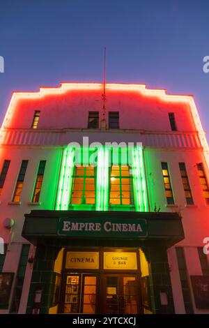 England, Kent, Sandwich, das historische Art déco-Empire-Kino, das bei Nacht beleuchtet wird Stockfoto