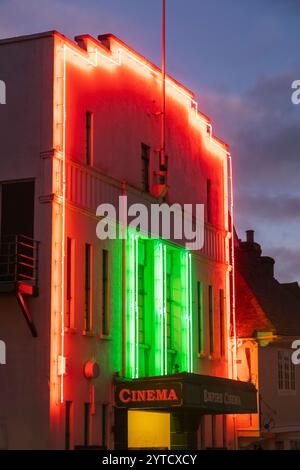 England, Kent, Sandwich, das historische Art déco-Empire-Kino, das bei Nacht beleuchtet wird Stockfoto