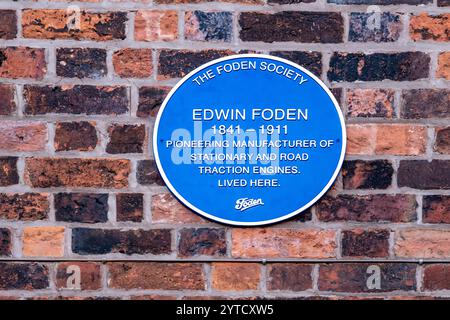 Blaue Plakette an der Außenwand des ehemaligen Hauses von Edwin Foden in Foden Cottages in Elworth Cheshire, Großbritannien Stockfoto