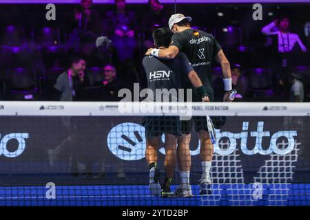 Mailand, Italien. Dezember 2024. (R-L) Alejandro Galan (ESP) und Federico Chingotto (ARG) feiern während des Padel P1-Spiels in Milano Premiere zwischen Pol Hernandez Alvarez (ESP) Ramiro Jesus Valenzuela (ARG) und Federico Chingotto (ARG) Alejandro Galan (ESP) in der Allianz Cloud Arena. Ergebnis: Inter 3:1 Parma Credit: SOPA Images Limited/Alamy Live News Stockfoto