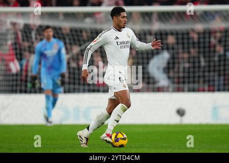 Bilbao, Spanien. Dezember 2024. Jude Bellingham von Real Madrid während des La Liga EA Sports Matches zwischen Athletic Club und spielte am 4. Dezember 2024 im San Mames Stadium in Bilbao, Spanien. (Foto: Bagu Blanco/PRESSINPHOTO) Credit: PRESSINPHOTO SPORTS AGENCY/Alamy Live News Stockfoto