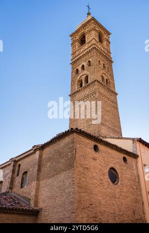 Nahaufnahme des Uhrenturms der Kirche Santa Maria Magdalena im Mudéjar-Stil, aus Quirle gebaut. Tarazona, Spanien. Stockfoto