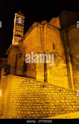 Nächtlicher Blick auf die Kirche Santa Maria Magdalena, eine katholische Pfarrkirche und ehemalige Kathedrale im Mudéjar-Stil. Tarazona, Spanien. Stockfoto