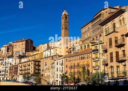 Panoramablick auf die Promenade des Queiles, den Hügel mit mittelalterlichen Gebäuden im Zentrum und die Kirche Santa Maria Magdalena. Tarazona, Spanien. Stockfoto