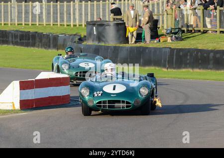 Aston Martin DBR1/1 klassischer Sportwagen, Oldtimer-Rennwagen, der bei der Sussex Trophy beim Goodwood Revival Historical Event antritt. Chassis DBR1/1 Stockfoto