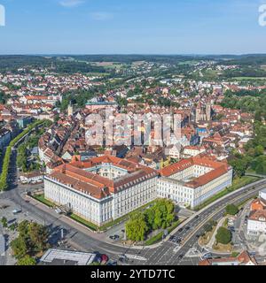 Die mittelfränkische Bezirkshauptstadt Ansbach an der Fränkischen Rezat von oben Blick auf die sehenswerten Stadt Ansbach in Mittelfranken im Somm Ansb Stockfoto