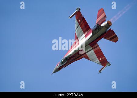 Die dänische F-16 E-006 zeigt ihre besondere dänische Flagge und die Fighting Falcon Half Century Markierungen während der RIAT 2024 Stockfoto