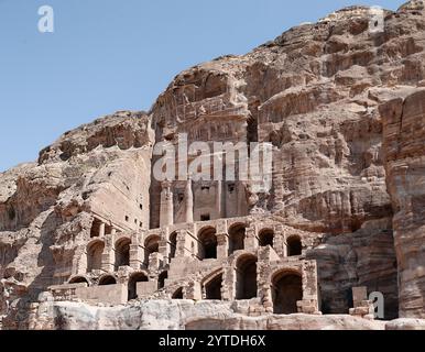 Felsenarchitektur der antiken Gräber von Petra Stockfoto