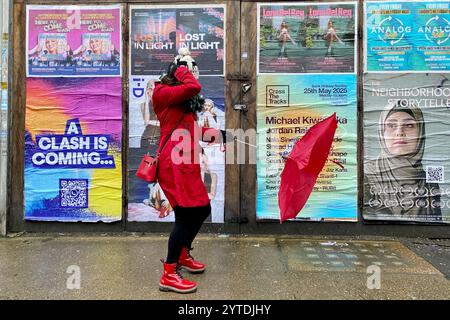 Hammersmith, London, Großbritannien. Dezember 2024. Wetter in Großbritannien: Sturm Darragh bringt Regen und Wind nach Barons Court, London. Im Bild: Raich Keene kämpft unter den Bedingungen mit ihrem Regenschirm. Hinweis: Nidpor/Alamy Live News Stockfoto