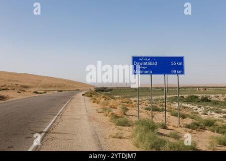 Provinz Faryab, Afghanistan - 31. August 2024: Straßenschild in Afghanistan. Ein Schild, das die Entfernung zur Stadt Maimana und Dawlatabad anzeigt. Stockfoto