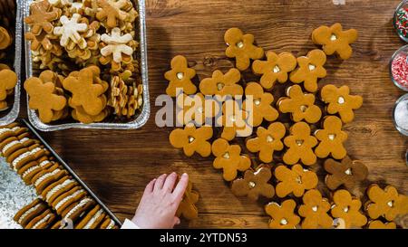 Festliche Lebkuchen-Sandwiches auf rustikalem Holztisch Stockfoto