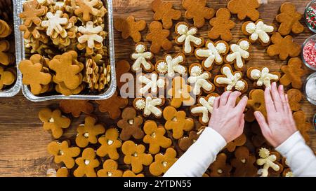 Festliche Lebkuchen-Sandwiches auf rustikalem Holztisch Stockfoto