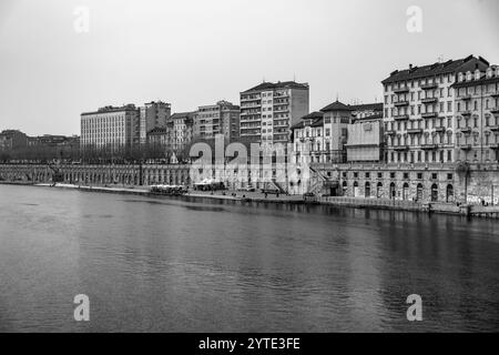 Turin, Italien - 27. März 2022: Gebäude rund um den Fluss Po, den längsten Fluss Italiens, Piemont, Turin, Italien. Stockfoto