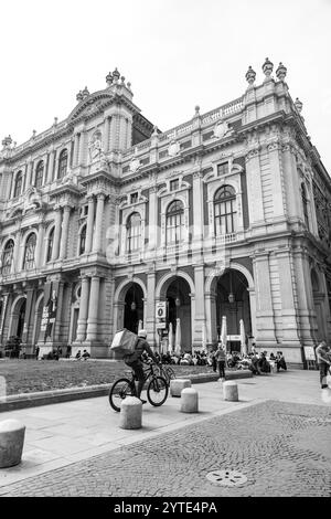 Turin, Italien - 27. März 2022: Piazza San Carlo ist einer der historischen Fußgängerzonen im Zentrum von Turin, hinter dem Palazzo Carignano Stockfoto