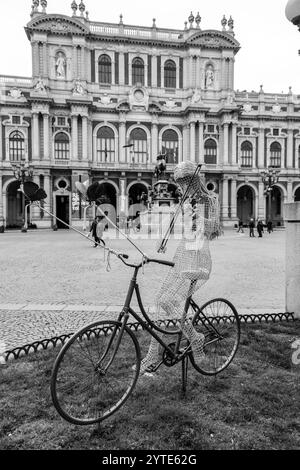 Turin, Italien - 27. März 2022: Piazza San Carlo ist einer der historischen Fußgängerzonen im Zentrum von Turin, hinter dem Palazzo Carignano Stockfoto