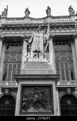 Turin, Italien - 27. März 2022: Piazza San Carlo ist einer der historischen Fußgängerzonen im Zentrum von Turin, hinter dem Palazzo Carignano Stockfoto