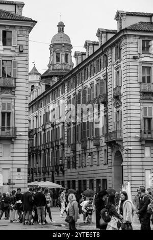 Turin, Italien - 27. März 2022: Piazza San Carlo ist einer der historischen Fußgängerzonen im Zentrum von Turin, hinter dem Palazzo Carignano Stockfoto