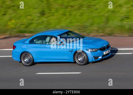 2019 BMW M4 Competition Package S-A M TwinPower Turbo DCT Auto Start/Stop Blue Car Coupe Benzin 2979 ccm; Fahrt auf der Autobahn M6, Großbritannien Stockfoto