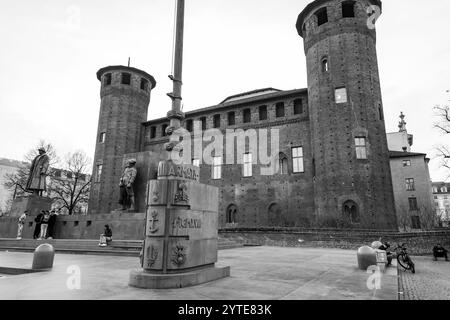 Turin, Italien - 28. März 2022: Piazza San Carlo ist einer der wichtigsten Plätze in Turin. Es wurde im 16. Und 17. Jahrhundert angelegt und ist ein Beispiel Stockfoto