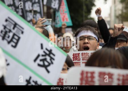 Die Teilnehmer halten während einer von der Taiwan People's Party am 7. Dezember 2024 in Taipeh organisierten Kundgebung „Anti-Mobbing“-Palacrds und singen Slogans. Stockfoto