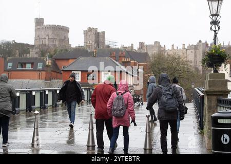 Windsor, Berkshire, Großbritannien. Dezember 2024. Käufer und Touristen hängten heute in Windsor, Berkshire, an ihren Sonnenschirmen, als sie Weihnachtseinkäufe machten. Eine Wetterwarnung für Wind in MET Office Yellow bleibt bis 06,00 Uhr morgen früh, Sonntag, den 8. Dezember, in Kraft. Quelle: Maureen McLean/Alamy Live News Stockfoto