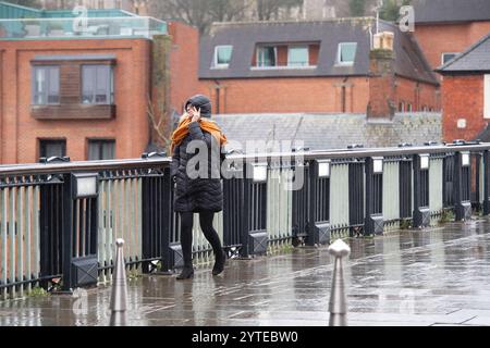 Windsor, Berkshire, Großbritannien. Dezember 2024. Käufer und Touristen hängten heute in Windsor, Berkshire, an ihren Sonnenschirmen, als sie Weihnachtseinkäufe machten. Eine Wetterwarnung für Wind in MET Office Yellow bleibt bis 06,00 Uhr morgen früh, Sonntag, den 8. Dezember, in Kraft. Quelle: Maureen McLean/Alamy Live News Stockfoto