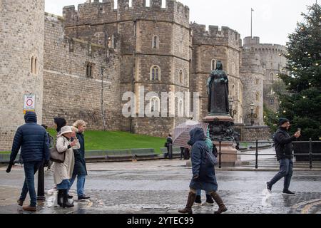 Windsor, Berkshire, Großbritannien. Dezember 2024. Käufer und Touristen hängten heute in Windsor, Berkshire, an ihren Sonnenschirmen, als sie Weihnachtseinkäufe machten. Eine Wetterwarnung für Wind in MET Office Yellow bleibt bis 06,00 Uhr morgen früh, Sonntag, den 8. Dezember, in Kraft. Quelle: Maureen McLean/Alamy Live News Stockfoto