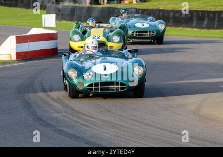 Aston Martin DBR1/1 klassischer Sportwagen, Oldtimer-Rennwagen, der bei der Sussex Trophy beim Goodwood Revival Historical Event antritt. Fahrgestell DBR1/1 Auto Stockfoto